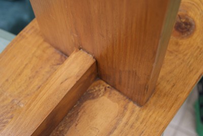DÃ©tail du pied, encastrÃ© dans l'assise et encastrÃ© dans le renfort