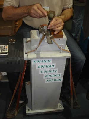 Notez les liens en cuir pour maintenir l'ouvrage avec les pieds.