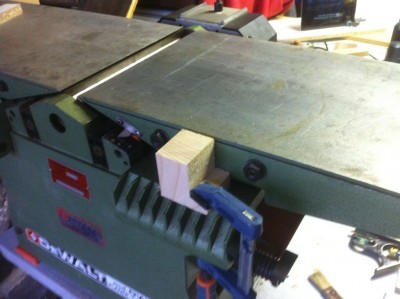 Position du point de pivot du protecteur. Le gros avantage est que le protecteur pivotera avec la table quand je la basculerais et que je peux fixer par en dessous le support.