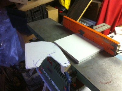 Comme le souligne SantÃ© dans son article le protecteur dÃ©passe pas mal de la machine quand une planche large est dÃ©gauchie. Je verrais Ã  l'usage...