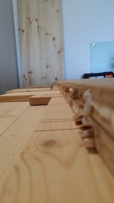 Le rÃ©sultat apres avoir trop forcÃ©.<br />Apres reflexion l'une des planches Ã©tait legerement pas d'equerre donc un lÃ©ger voilage ce qui a rendu impossible l'assemblage. Je pensais qu'en forcant ca rentrerais mais... non... du coup je suis passÃ© Ã  la methode rainure et languette