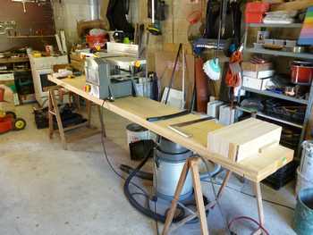 voici mon super etabli mieu qu'une table mft et oui 2 bastings de 3 m et 2 traiteaux simple et efficace