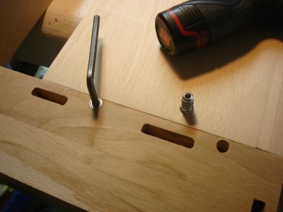 Vissage des inserts dans les montants