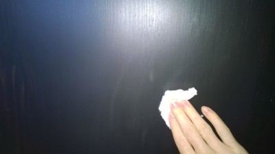 En le frottant avec un bout de chiffon