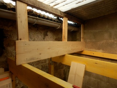 On commence par construire la paroi pour isoler la mezza des dÃ©bordements de la gouttiÃ¨re..