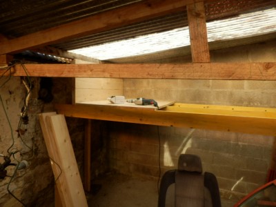 puis on trace  et on dÃ©coupe l'extrÃ©mitÃ© des planches pour qu'elles affleurent bien et proprement  l'AV du premier bastaing.