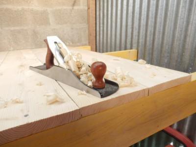 J'ai trouvÃ© une occasion d'utiliser ma varlope Ã  un millions dollars (faute de rabot pas cher) : un p'tit chanfrein sur le bord des planches, et un bon coup pour adoucir et Ã©galiser les transitions entre les planches. C'est du bois de charpente mais Ã§a n'empÃªche pas d'Ãªtre un peu coquet... ^^