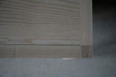 Bout de table : le plateau s'est retirÃ© et la traverse Ã©tant prise dans le pied par un tenon n'a pas pu bouger