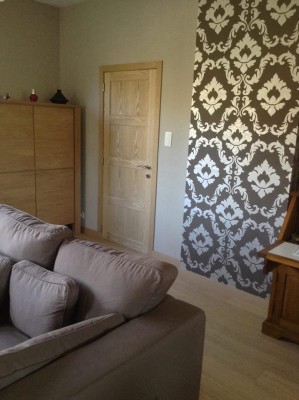 Voici l'une des 8 portes du rez avec le parquet du salon.