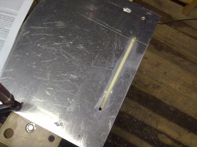 Sous cette angle, on peut justement voir le repÃ¨re du haut pour la coupe, cÃ´tÃ© droit de la fente.