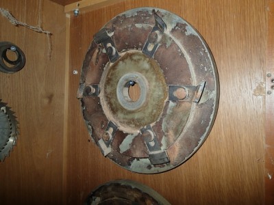 4) Ca sert Ã  quoi cet outil? (j'en ai deux identiques) A faire des plates-bandes? C'est dangereux Ã  utiliser ou c'est encore dans les normes...