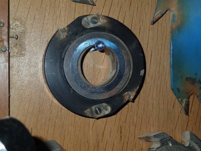 2) Sur ce porte-outils, les plaquettes ne pas tenues par une cale biseautÃ©ee comme les porte-outils actuels. Ca tient quand mÃªme le coup ou Ã§a risque de partir si c'est mal serrÃ©?