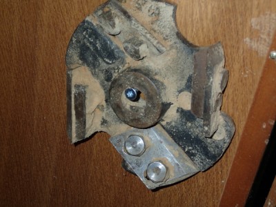 7) Je ne sais pas ce que c'est que cette machine de guerre, mais je pense qu'il vaut mieux la laisser rangÃ©e sur son porte-outils...