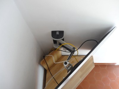 De face, on a l'illusion que le TV est fixÃ© au meuble, il faut regarder par dessus pour se rendre compte du contraire