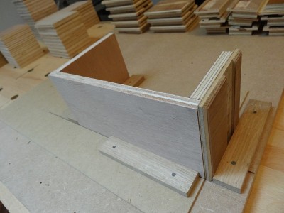 Plus de 100 piÃ¨ces au total. Il faut ce petit gabarit pour les assembler