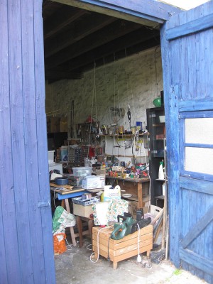 Je vous laisse imaginer la joie d'y chercher un tourne vis ou un ciseau Ã  bois (je portais toujours de bonnes chaussures car c'Ã©tait plus souvent mes pieds que mes mains qui tombaient dessus...).