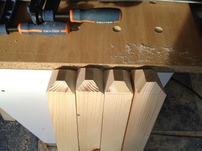 petit Ã©lÃ©ment dÃ©co de plus prÃ¨s.<br />Je n'ai pas de boite Ã  onglet ni de scie radiale.<br />Je me suis donc dÃ©brouillÃ© avec la TS55 et son rail.<br />Je ne suis pas tout a fait satisfait du rÃ©sultat. Je ferais mieux pour les suivantes.