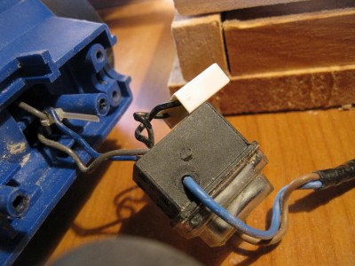 voila inter donc dans la logique on relie le file bleu sur le fil bleu et le file marron sur le marron jusque la tout va bien  mes se truc blanc avec les deux fille noire on en fait quoi sa a l aire d Ãªtre un condensateur