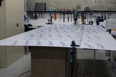 Coupe d'une plaque d'Alupanel (alu composite) pour le fond