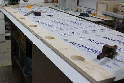 DÃ©coupe Ã  la scie cloche d'une planche pour les prises