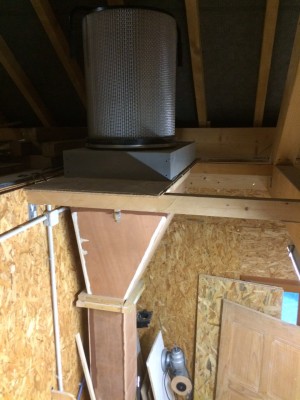 Une petite extension de la mezzanine, qui permet de mettre la descente cÃ´tÃ© garage et me fait libÃ¨re un coin dans l'atelier. (La premiÃ¨re mouture redescendait dans l'atelier mÃªme)
