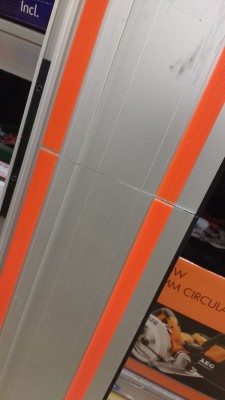 Semelle vue de face avec les glisseurs bien Ã  lexterieur. Une des pieces de solidarisation des deux rail, celle du dessus