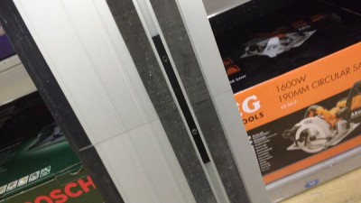 Vue de dessous l autre piÃ¨ce de liaison et les caoutchouc antiglisse. Le dÃ©faut d alignement des rail est peut Ãªtre du au modÃ¨le d expo qui ont des traces de choc aux extrÃ©mitÃ©s.