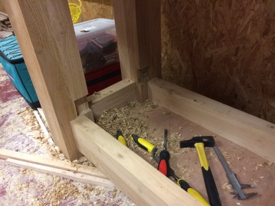 Et donc creuser dans l'acacia bien dur des logements pour les assemblages Ã  mi-bois... Je recommande la position sous l'Ã©tabli, c'est top pour le dos...