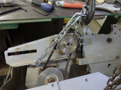 DÃ©tail de l'arrimage de l'agrÃ©gat. ll faut soutenir le moteur pour le centrage et Ã©viter une bascule.