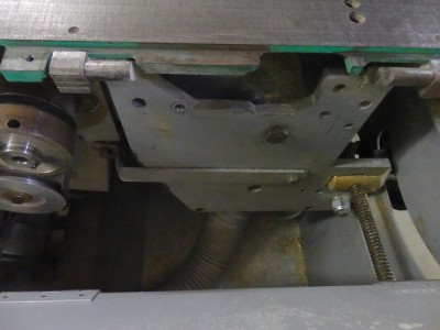 On voit (mal) dans l'ombre en haut au centre, l'axe de basculeur, sur les cÃ´tÃ©s les patins et au milieu du carter basculeur de scie, la fameuse biellette.