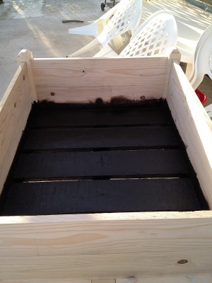 Il ne restera plus qu'a mettre le tour et le fond en plastique pour retenir la terre.<br />Percer le plastique pour laisser passer l'eau dans les interstices.<br />Ce plastique sera sans doute de la protection pour soubassement.