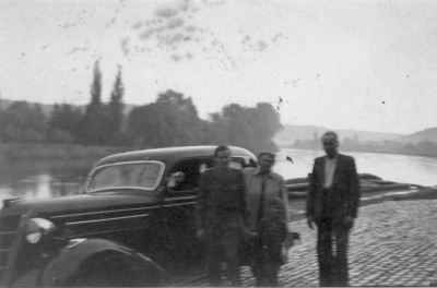 Robert Elise George Sur La Meuse - Chrysler Noir 800x600.jpg