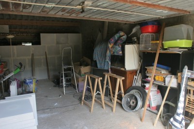 VoilÃ  le garage au dÃ©but des travaux on peux encore voir le mur du fond en construction pour la sÃ©paration en rÃ©serve pour les outils de jardin .