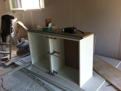 Assemblage de meuble cuisine qui seront dans la salle de bain encastrÃ© dans le cloison . On peux voir derriÃ¨re la fenÃªtre qui a Ã©tait crÃ©e pour la cuisine