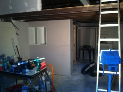 Cloison entre salon et s.d.b profonde de 40 cm pour pouvoir gagnÃ© de la place et surtout des rangement en encastrant de caisson de cuisine de nos cher amis suÃ©dois .