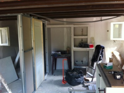 La cuisine avec l emplacement pour le frigo puis le four et micro onde , le but Ã©tant de pas avoir de meuble pour ne pas perdre de place