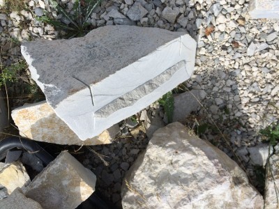 Les socles feront environ 30 x 30, et 17 ou 18 cm de hauteur. J'aurai aimÃ© plus, mais la disqueuse ne prend guÃ¨re que 7 ou 8 cm de chaque cÃ´tÃ©, et aprÃ¨s la partie restant Ã  casser est trop Ã©paisse, la casse devient alÃ©atoire...