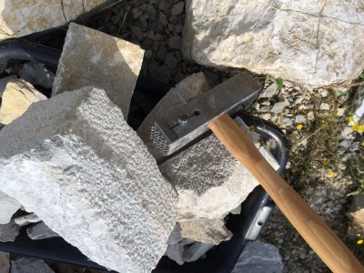 Pour redonner un bel aspect Ã  la pierre disquÃ©e et obtenir des surfaces (Ã  peu-prÃ¨s) planes, on utilise un marteau Ã  boucharder. C'est assez long et parfois comme ici, Ã§a casse...<br />Ici un coup de marteau malheureux, et j'ai gagnÃ© un ticket pour recommencer...