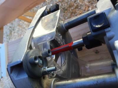 Pour creuser la mortaise, j'utilise ma bonne vieille Dewalt, sortie de sous sa table pour l'occasion, avec une bague de 30mm et une fraise de 1/2" pourvue d'un long taillant. CouplÃ©e Ã  la capacitÃ© de plongÃ©e trÃ¨s importante de la Dewalt, jâ€™atteins sans problÃ¨me mes 57 mm de profondeur. Je pourrais mÃªme me permettre un peu plus.