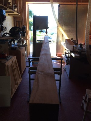 C'est presque plus long que l'atelier...<br />J'ai mis un chevalet intermÃ©diaire entre la scie Ã  ruban et la servante, car si celle-ci lÃ¢chait (une simple vis de pression qui bloque le pied dans son logement rÃ¨gle la hauteur), je casse ma scie, ou mon pied, ou les deux.