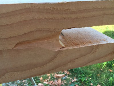 Et voilÃ  ce qui arrive quand on pense Ã  autre chose pendant que la mÃ¨che arrive de l'autre cÃ´tÃ© du bois... <br />J'ai attÃ©nuÃ© Ã§a avec un bon rabotage, suivi d'un ponÃ§age Ã  gros grain pour retrouver un aspect similaire au reste de la poutre.