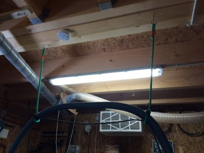 Petit focus sur le systÃ¨me "anti-fil-tuyau d'aspirateur dans les jambes", hautement technique... (les sandows sont vert Festool, si vous avez remarquÃ©... :-))