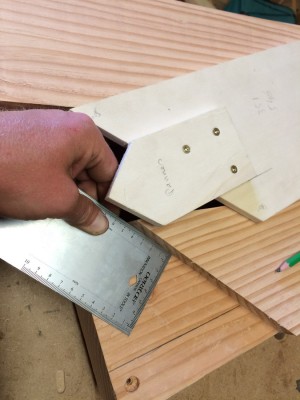Les tenons sont tracÃ©s dans leur forme biscornue grÃ¢ce au gabarit...