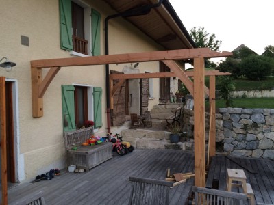 AprÃ¨s quelques ajustements, c'est au poil. <br />Ã‡a aurait Ã©tÃ© encore mieux si j'avais vu avant que le mur de la maison n'est pas parfaitement vertical au niveau du premier demi-poteau. <br />Je ne l'ai bÃªtement pas vÃ©rifiÃ© dans ce sens-lÃ , du coup mes angles de contrefiches sont lÃ©gÃ¨rement changÃ©s. Rien de grave toutefois.