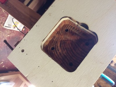 Petite opÃ©ration dÃ©fonceuse et guide pour gagner un max de profondeur. On peur voir d'ailleurs aux traces de brÃ»lures sur le gabarit que j'ai Ã©tÃ© au maximum possible.