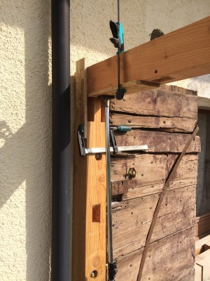 L'un des assemblages prÃ©sente un jour trop important; avant d'aller plus loin je dois rectifier le tenon. Rectifier la mortaise m'obligerait Ã  dÃ©gager complÃ¨tement la panne et elle pÃ¨se trop lourd pour la manipuler tout seul.