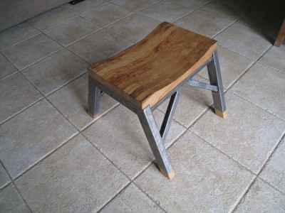 Un tabouret pour utiliser les chutes, que mon fils de 6 ans Ã  huiler, et celui de 3 ans Ã  visser. Du coup ils revendiquent chacun la rÃ©alisation ... il va falloir en faire un