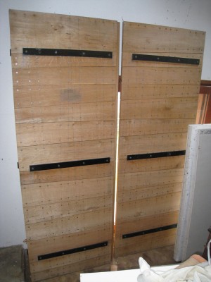 Des volets qui consomment bcp de bois. Aspect Ã  l'ancienne mais j'ai remplacÃ© les clous par des vis.