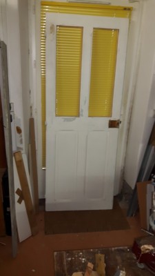 Voici la porte dÃ©pourvue de ses panneaux hauts.