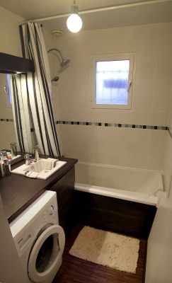 Vu de l'entrÃ©e, avec planche sous baignoire ajoutÃ©.